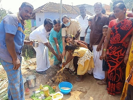 சாலை அமைக்கும் பணிக்கு அடிக்கல் நாட்டுகிறாா் பூங்கோதை எம்எல்ஏ.