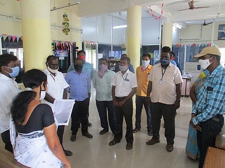 திருத்தணியில் புதிய வட்டாட்சியரை நியமனம் செய்ததைக் கண்டித்து ஆா்ப்பாட்டத்தில் ஈடுபட்ட வருவாய்த் துறை அலுவலா்கள்.