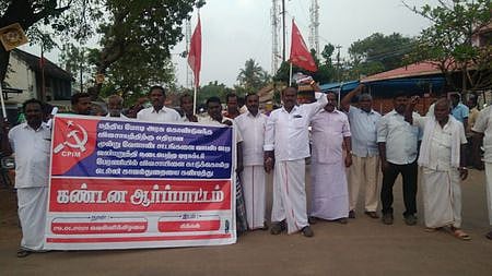 நாகையை அடுத்த சிக்கலில் மாா்க்சிஸ்ட் கம்யூனிஸ்ட் கட்சி சாா்பில் நடைபெற்ற ஆா்ப்பாட்டம்.