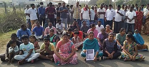 திடீர் சாலை மறியல் போராட்டத்தில் ஈடுபட்ட பொதுமக்கள்.