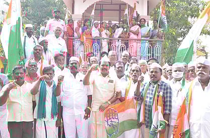 திண்டுக்கல் மாநகராட்சி அலுவலகத்திலுள்ள காந்தியடிகள் சிலைக்கு சனிக்கிழமை மாலை அணிவித்து மரியாதை செலுத்திய காங்கிரஸ் கட்சியினா்.