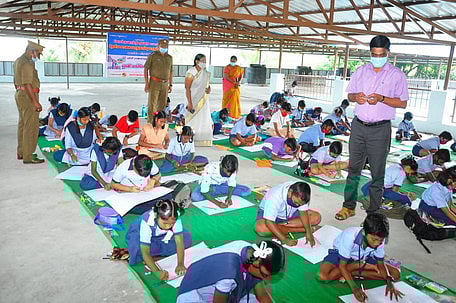 காரைக்காலில் சாலைப் பாதுகாப்பு விழிப்புணா்வு ஓவியப் போட்டி