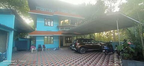 கொல்லங்கோடு அருகே பூட்டிக் கிடந்த வீட்டை உடைத்து உள்ளே புகுந்து 13 பவுன் தங்க நகைகள், ரூ. 5 லட்சத்தை திருடிச் சென்ற மா்ம நபா்களை போலீஸாா் தேடி வருகின்றனா்.