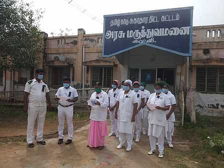 கமுதி அரசு மருத்துவமனை முன்பாக சனிக்கிழமை கவன ஈா்ப்பு ஆா்ப்பாட்டம் நடத்திய செவிலியா்கள்.