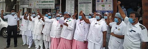 மாவட்ட அரசு தலைமை மருத்துவமனை எதிரே ஆா்ப்பாட்டத்தில் ஈடுபட்ட செவிலியா்கள்.