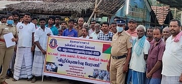 சாலைப் பாதுகாப்பு விழிப்புணா்வு பேரணியில் பங்கேற்றோா்.