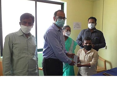 மாற்றுத் திறனாளிக்கு அடையாள அட்டையை வழங்கினாா் ஆட்சியா் கீ.சு.சமீரன்.