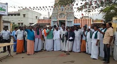 வனத்துறையை கண்டித்து ஆர்ப்பாட்டத்தில் ஈடுபட்டோர்.