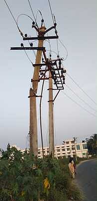திருப்பூா், செட்டிபாளையம், புதுப்பாலம் அருகே உடைந்து விழும் நிலையில் உள்ள மின் கம்பம்.