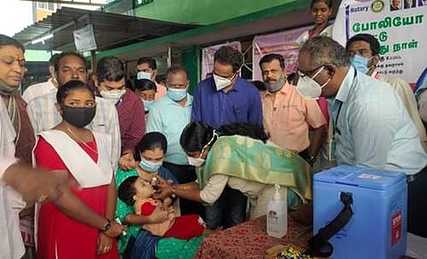 மயிலாடுதுறை அரசு நகர ஆரம்ப சுகாதார நிலையத்தில் போலியோ சொட்டு மருந்து முகாமை தொடங்கி வைத்த ஆட்சியர் இரா.லலிதா.