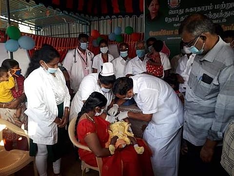 தலைஞாயிறு ஆரம்ப சுகாதார நிலையத்தில் சொட்டு மருந்து வழங்கும் முகாமை தொடங்கி வைத்த அமைச்சர் ஓ.எஸ்.மணியன்.