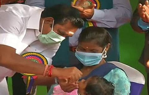 சென்னை பசுமைவழிச் சாலையில் உள்ளது தனது இல்லத்தில் குழந்தைகளுக்கு போலியோ சொட்டு மருந்து முகாமை தொடங்கிவைத்து குழந்தைகளுக்கு சொட்டு மருந்து கொடுத்த முதல்வர் பழனிசாமி.