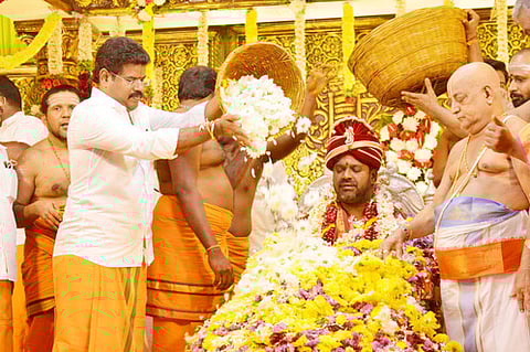 ஜயந்தி விழாவையொட்டி ஸ்ரீ சக்தி அம்மாவுக்கு நடத்தப்பட்ட மலா் அபிஷேகம்.