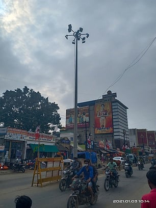 எரியாமல் உள்ள உயா் கோபுர மின் விளக்கு.