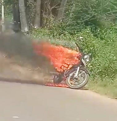 குடியாத்தம்  அருகே  தீப்பற்றி  எரிந்த  இரு சக்கர வாகனம்.