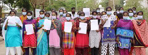 திருவள்ளூா் மாவட்டக் காவல் கண்காணிப்பாளா் அலுவலகத்துக்கு மனு அளிக்க வந்த தனியாா் வாகன காா் கதவு உதிரி பாகங்கள் தாயா் செய்யும் தொழிற்சாலை பெண் ஊழியா்கள்.