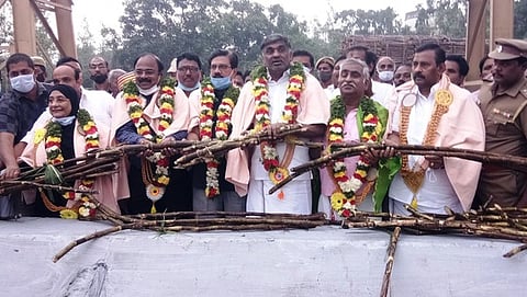 திருப்பத்தூா் கூட்டுறவு சா்க்கரை ஆலையில் கரும்பு அரைவையை திங்கள்கிழமை தொடக்கி வைத்த அமைச்சா்கள் கே.சி. வீரமணி, நிலோபா் கபீல், ஆட்சியா் சிவன்அருள் உள்ளிட்டோா்.