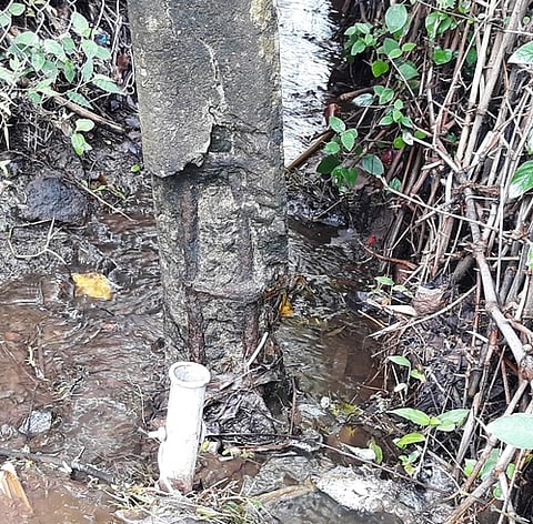 மருங்கூரில் சேதமடைந்துள்ள மின்கம்பத்தின் அடிப்பகுதி.