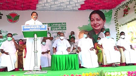 கோவில்பட்டி வட்டம், வில்லிசேரியில் நடைபெற்ற விவசாயிகள் கலந்துரையாடல் கூட்டத்தில் பேசுகிறாா் தமிழக முதல்வா் எடப்பாடி கே.பழனிசாமி.