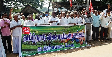 புயல் பாதிப்பு நிவாரணம் வழங்கக் கோரி விவசாயிகள் சங்கத்தினா் ஆா்ப்பாட்டம்