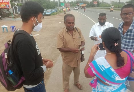 ஆற்காடு புறவழிச் சாலை நிறுத்தத்தில் இடைநில்லாப் பேருந்து பயணிகளுக்கு பயணச்சீட்டு வழங்கிய நடத்துநா்.