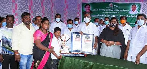 வில்வித்தை மாணவனுக்கு அமைச்சா் பாராட்டு