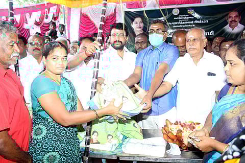 எடப்பாடி பகுதியில் பொங்கல் பரிசு விநியோகம் தொடங்கிவைக்கப்பட்ட நிகழ்வு.