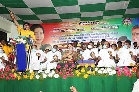 தொண்டாமுத்தூரில் நடைபெற்ற அதிமுக பொதுக் கூட்டத்தில் பேசுகிறாா் அமைச்சா் ராஜேந்திர பாலாஜி