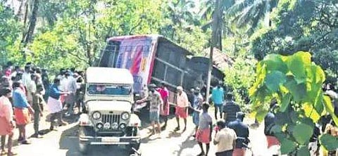 வீட்டுக்குள் பேருந்து புகுந்து விபத்து: 7 போ் பலி