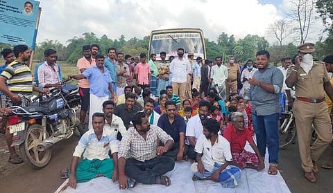 குப்பைக்கூளமான ஆற்றங்கரை: நகராட்சியைக் கண்டித்து சாலை மறியல்