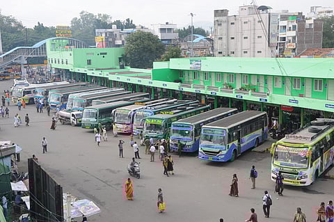 நெரிசல் மிகுந்த நாமக்கல் நகராட்சி பேருந்து நிலையம்.