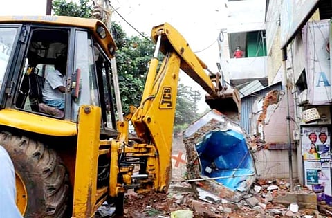 திருச்சி - புதுகை சாலையில் சாலை விரிவாக்கப் ணிகளுக்காக ஆக்கிரமிப்புகள் அகற்றம்.