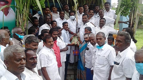 சுரண்டை நியாய விலைக்கடையில் குடும்ப அட்டைதாரருக்கு பொங்கல் பரிசு தொகுப்பை வழங்குகிறார் சி.செல்வமோகன்தாஸ் பாண்டியன் எம்.எல்.ஏ.