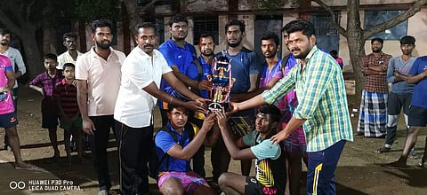 கைப்பந்து விளையாட்டு போட்டியில் வென்று முதலிடம் பெற்ற அணிக்கு திருச்சி புறநகர் வடக்கு மாவட்ட அதிமுக வழக்குரைஞர் பிரிவு செயலர் ஏ.அன்பு பிரபாகரன் கோப்பையும் ரொக்கப் பணம் ரூ.12000மும் பரிசளிக்கிறார்.