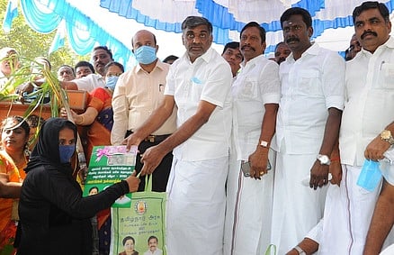 பயனாளிகளுக்கு பொங்கல் பரிசுத் தொகுப்புகளை வழங்கிய அமைச்சா் கே.சி.வீரமணி. உடன், வேலூா் ஆட்சியா் அ.சண்முகசுந்தரம் உள்ளிட்டோா்.