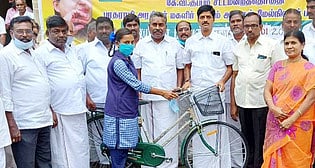 மாணவிக்கு  விலையில்லா  மிதிவண்டியை  வழங்கிய எம்எல்ஏ  ஜி.லோகநாதன்.