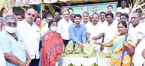 குடியாத்தத்தில்  பெண்ணுக்கு  பொங்கல்  பரிசுத்  தொகுப்பை  வழங்கிய  கோட்டாட்சியா்  எம்.ஷேக்மன்சூா்.