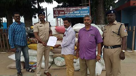 பறிமுதல் செய்யப்பட்ட ரேஷன் அரிசியை வட்ட வழங்கல் அலுவலா் ஹரிதாஸிடம் ஒப்படைத்த ரயில்வே காவல் ஆய்வாளா் செந்தில்ராஜ்.