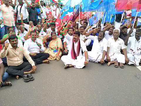 போகலூா் சுங்கச்சாவடியை அகற்றக்கோரி செவ்வாய்க்கிழமை சாலை மறியலில் ஈடுபட்ட பல்வேறு அரசியல் கட்சியினா்.