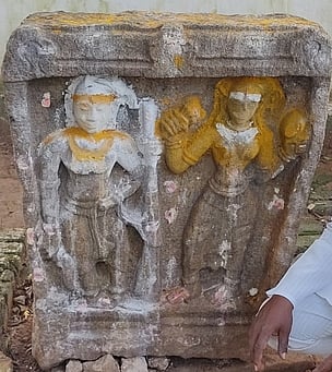 கூடலூா் பகுதியில் சிதைந்த பழங்கால நினைவுச் சின்னங்களை மீட்கக் கோரிக்கை