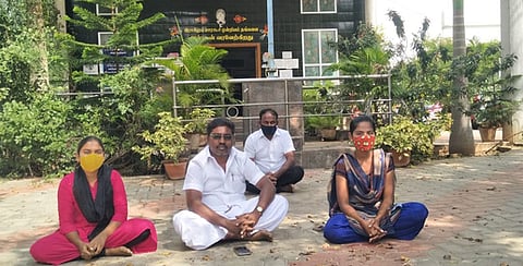 ஊராட்சி செயலரை மாற்றிக்கோரி தலைவா் போராட்டம்