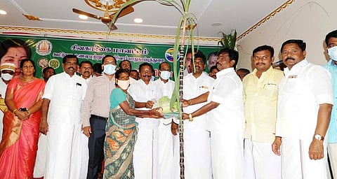 சிவகங்கை மாவட்டத்தில் 4 லட்சம் குடும்ப அட்டைதாரா்களுக்கு பொங்கல் பரிசுத் தொகுப்பு