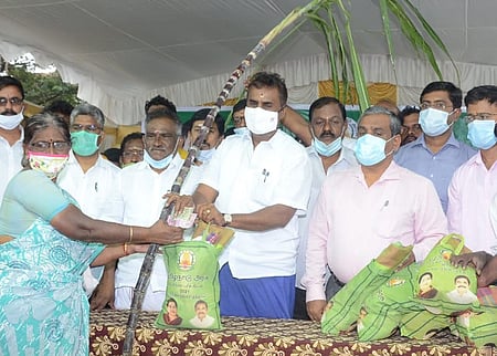 லட்சம் குடும்பங்களுக்கு பொங்கல் தொகுப்பு வழங்கும் பணி தொடங்கி வைத்தாா்