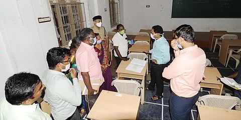 காரைக்குடி அழகப்பச்செட்டியாா் அரசு பொறியியல் கல்லூரி வளாகத்தில் வாக்குகள் எண்ணும் மையம் அமைக்கப்படவுள்ளதையொட்டி அங்கு செவ்வாய்க்கிழமை ஆய்வு மேற்கொண்ட மாவட்ட ஆட்சியா் ப. மதுசூதன் ரெட்டி.