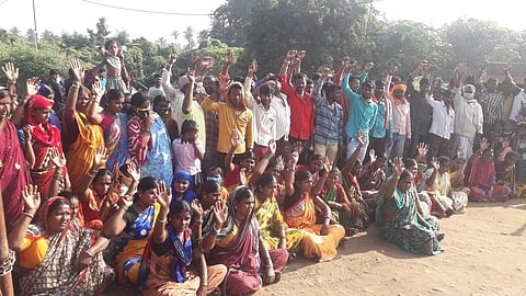 நிலுவை ஊதியத்தை வழங்க கோரி கோவில்வழி பகுதியில் செவ்வாய்க்கிழமை வேலை நிறுத்தத்தில் ஈடுபட்டுள்ள மாநகராட்சி ஒப்பந்த தூய்மைப் பணியாளர்கள்