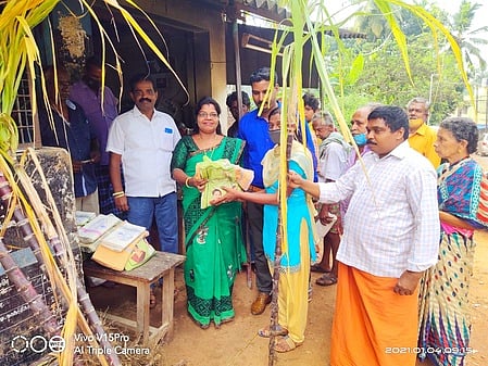 விளவங்கோடு ஊராட்சியில் பொங்கல் பரிசு தொகுப்பு அளிப்பு