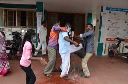 மனைவியை மீட்கக் கோரி தொழிலாளி 2 மகள்களுடன் தீக்குளிக்க முயற்சி