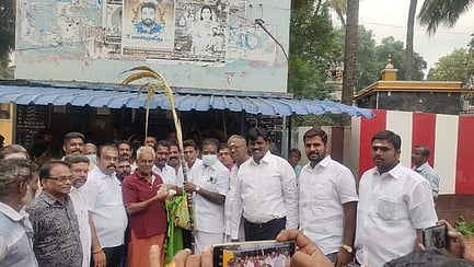 தென்காசி, பாவூா்சத்திரம் பகுதிகளில்பொங்கல் பரிசுத் தொகுப்பு அளிப்பு