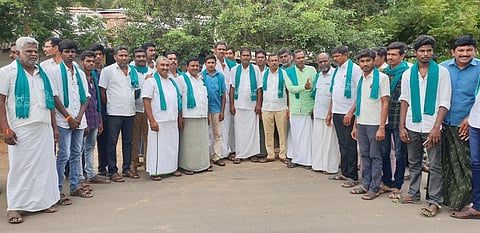 குண்டடம் அருகே வங்கியை முற்றுகையிட்ட விவசாயிகள்