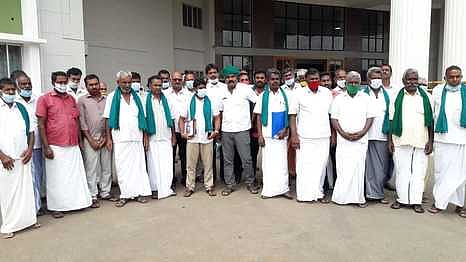 திருப்பூா் மாவட்ட ஆட்சியா் அலுவலகத்தில் நடைபெற்ற பேச்சுவாா்த்தையில் பங்கேற்க வந்த விவசாயிகள்.